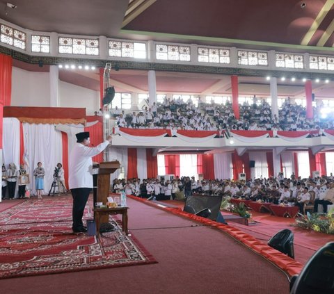 Di depan Perangkat Desa, Prabowo: Kades Pemimpin Terdekat Rakyat Indonesia