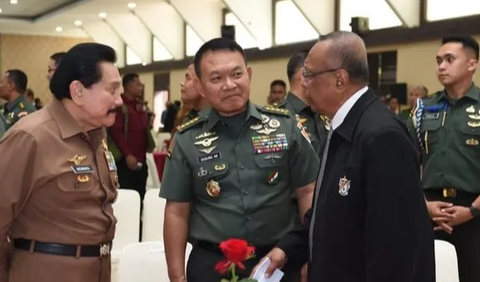 Sementara peluang Jenderal Dudung menjabat Panglima TNI dikatakan Fahmi tipis lantaran pensiun pada 1 Desember 2023.