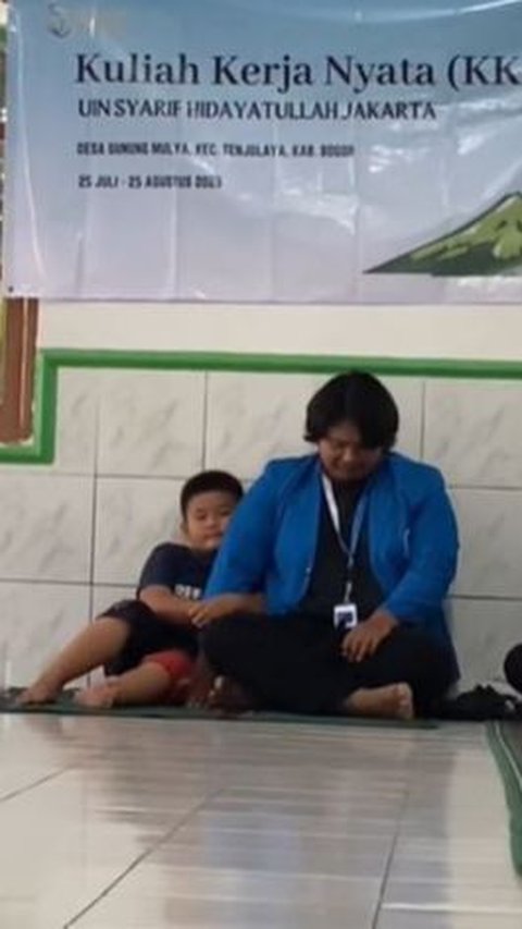 Viral Momen Gemas Mahasiswa KKN dan Bocah Laki-laki, Nempel Bak Ayah dan Anak