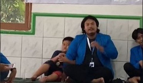 Bocah bernama Azam ini sudah begitu lengket dengan salah satu mahasiswa KKN. Padahal keduanya baru kenal satu hari.