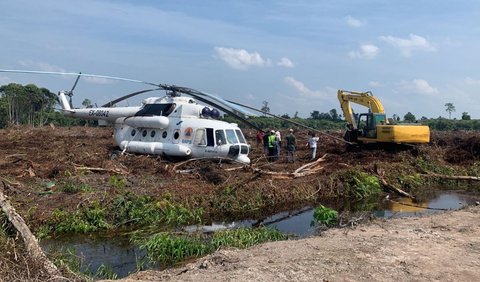 Helikopter Badan Nasional Penanggulangan Bencana (BNPB) melakukan pendaratan di area terbuka di lahan gambut Kelurahan Mendawai Seberang, Kabupaten Kotawaringin Barat, Kalimantan Tengah, Rabu (26/7).