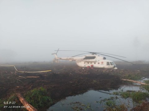 Helikoter BNPB Mendarat Darurat di Area Terbuka Kotawaringin Barat