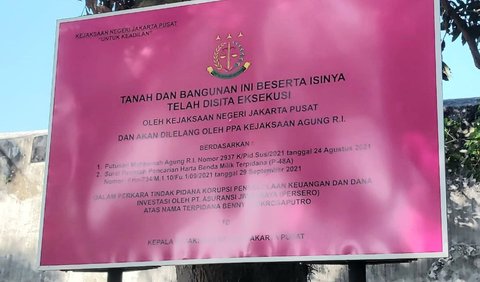 Sebuah papan berwarna merah dengan tulisan hitam berlogo Kejaksaan terpasang di depan pintu utama benteng.