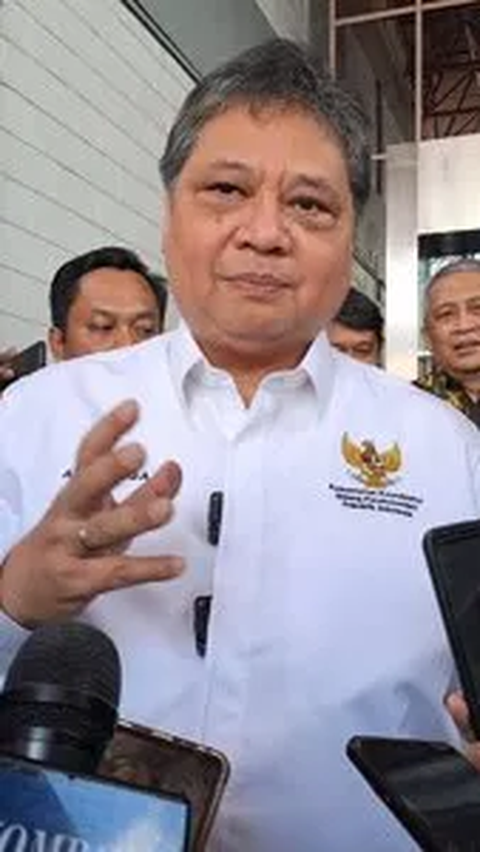 Menteri Kordinator (Menko) Perekenomian, Airlangga Hartarto perdana diperiksa sebagai saksi kasus mafia minyak goreng oleh Kejaksaan Agung.