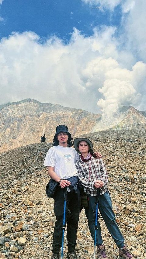 Rayakan Ultah di Ketinggian, Ini Potret Tissa Biani saat Naik Gunung Pertama Kali