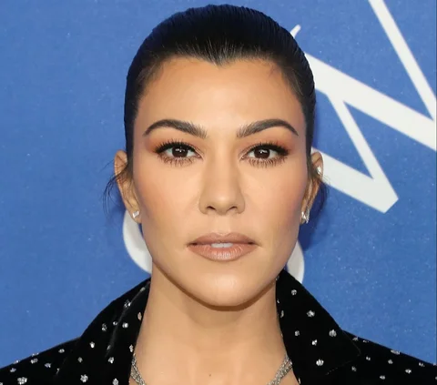 Sumber kekayaan Kourtney berasal dari kontrak reality show, kerja sama brand serta produk lifestyle yang dirilisnya bernama Poosh. Banyak yang memprediksi jika jumlah kekayaan sosialita ini akan meningkat pasca pernikahannya dengan Travis Barker.