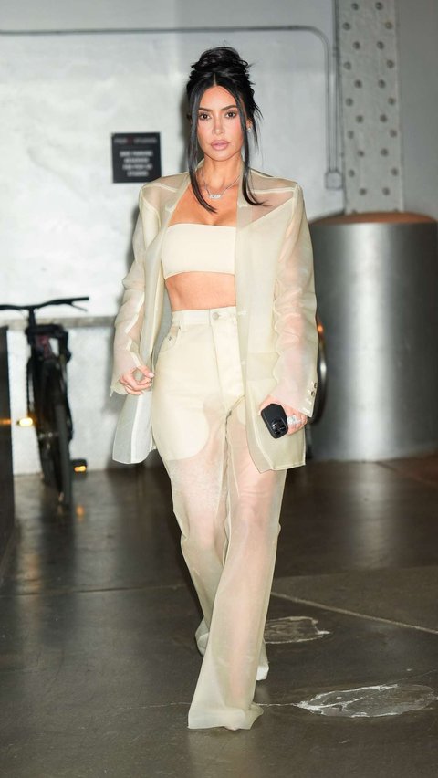 Berdasarkan Forbes 2022, jumlah kekayaan yang diraih mantan istri Kanye West ini didapatkan dari berbagai macam brand yang dimilikinya termasuk KKW Beauty, dan brand underwear SKIMS yang baru saja mendapatkan dana abru sebesar 270 juta USD.