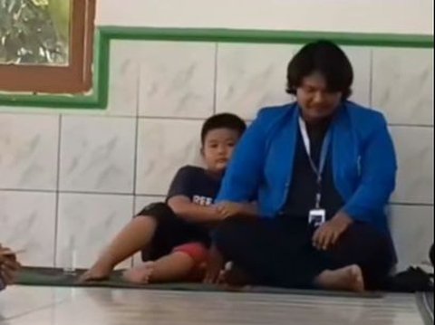 Sempat Dikira Ayahnya, Kedekatan Mahasiswa KKN dan Anak Ini Sukses Bikin Gemas