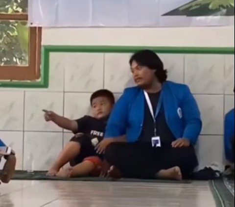 Interaksi manis antara mahasiswa KKN dan anak desa ini pun menyedot perhatian. Terlebih perlakuan mahasiswa yang telaten ini dinilai sangat kebapakan terhadap anak-anak.