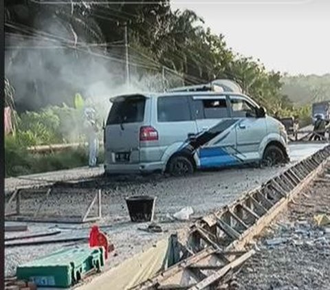 Video ini memperlihatkan mobil yang tengah terjebak di jalan cor. Tampak mobil warna silver ini tak bisa bergerak. Jalan tersebut memang terlihat tengah diperbaiki.