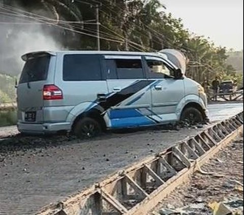 Sopir mobil tersebut terlihat panik saat tak bisa memindahkan mobilnya. Terlihat beberapa orang membantu memindahkan mobil. Tak diketahui dengan pasti, lokasi peristiwa ini terjadi.