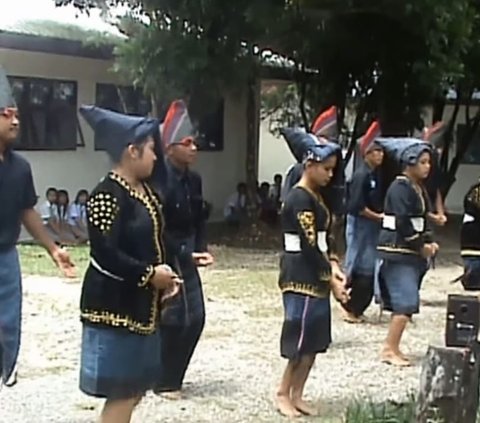 Biasanya para penari ini membentuk sebuah formasi yang berjajar pada saat pentas.