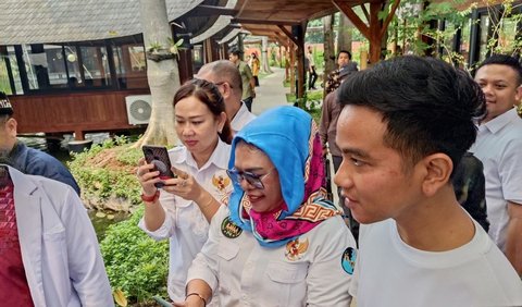 Wali Kota Solo Gibran Rakabuming Raka mendatangi acara makan siang dengan sejumlah organ relawan pendukung Presiden Joko Widodo.