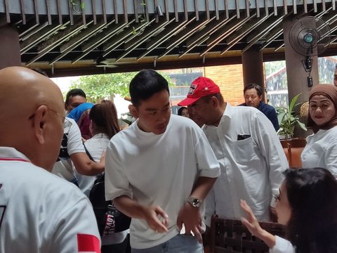 Gibran Makan Siang Bareng Relawan Jokowi, Ada Apa?