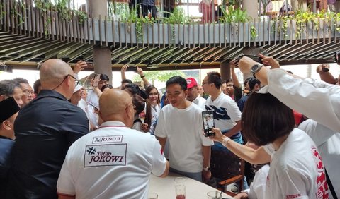 Gibran yang mengenakan kaos putih dan celana jeans itu mengaku ada acara lain di Jakarta. Ia mengaku tidak cuti dari kerjaannya sebagai kepala daerah.