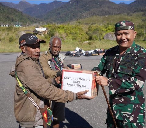 Panglima TNI Gerak Cepat Bantu Warga Terdampak Kekeringan di Puncak Papua, Bagikan 5,5 Ton Sembako