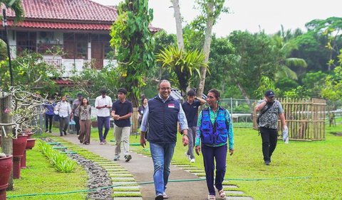 Anies dan Susi melakukan berbagai aktivitas mulai dari ngopi di warung kopi, sampai naik mobil pikap.