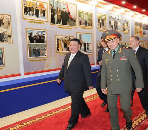 Dengan wajahnya yang semringah pemimpin Korea Utara Kim Jong-un menyambut hangat kunjungan Menteri Pertahanan Rusia Sergei Shoigu dan para delegasi tingkat tinggi China di Pyongyang.