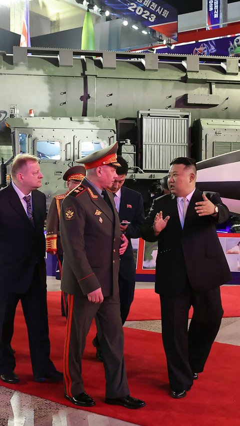 Pada kesempatan tersebut, Kim Jong-un mengajak Menhan Rusia Sergei Shoigu untuk melihat-lihat deretan alutsista terbaru Korea Utara yang dipamerkan.