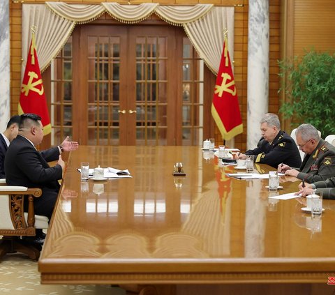 FOTO: Semringah Terima Kunjungan Menhan Rusia, Kim Jong-un Pamer Sederet Alutsista Terbaru di Pyongyang