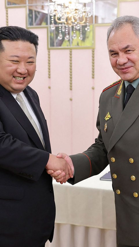 Begitu juga dengan ekspresi Kim Jong-un saat menyambut kunjungan Menteri Pertahanan Rusia Sergei Shoigu pun tampak gembira.
