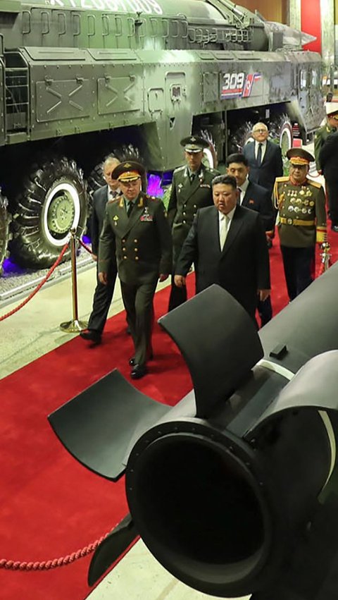 Saat keliling melihat alutsista Korea Utara, Menhan Shoigu sempat menyampaikan pujiannya kepada militer Korea Utara yang menurutnya sebagai yang terkuat di dunia.