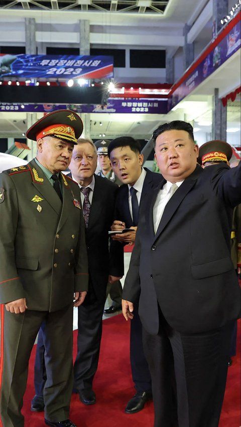 FOTO: Semringah Terima Kunjungan Menhan Rusia, Kim Jong-un Pamer Sederet Alutsista Terbaru di Pyongyang