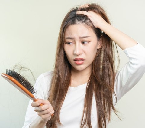 Menurunnya sistem imun ternyata juga mempengaruhi kesehatan rambut. Secara umum, ada 3 kondisi kerontokan rambut yang bisa disebabkan oleh stres.