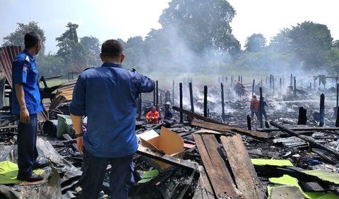 Api mudah menyambar karena sebagian besar rumah terbuat dari kayu. Kondisi ini diperparah dengan mata angin mengarah ke sejumlah rumah.