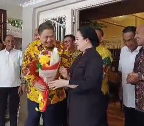 Ketua Umum Partai Golkar Airlangga Hartarto memberikan bunga kepada Puan Maharani. Uniknya, bunga itu berwarna merah-kuning yang disebut Airlangga sebagai 'Bunga Politik'.