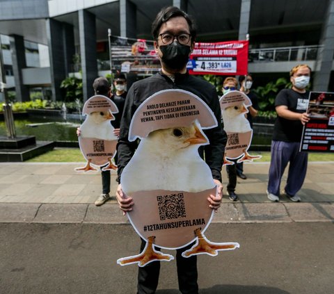 Sejumlah aktivis yang tergabung dalam Act For Farmed Animals (AFFA) menggelar aksi bebas peternakan ayam kandang baterai dengan membawa poster di kawasan Menteng Dalam, Jakarta, Kamis (27/7/2023).