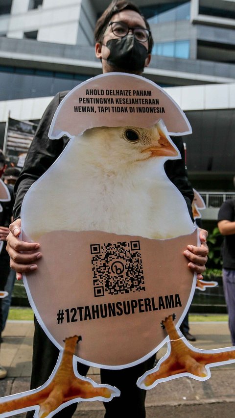 Dalam aksinya mereka membawa poster dengan dilengkapi barcode dan tulisan hastag #12TAHUNSUPERLAMA.