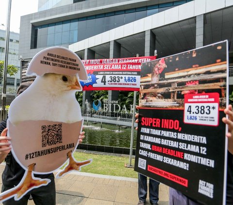 Dikutip dari Animal From Jogja, kandang ayam baterai dinilai sangat kejam karena membiarkan dua sampai empat ayam hidup penuh sesak dalam rangkaian kandang bersekat kawat besi.