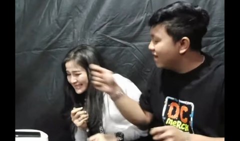 Potret kebersamaan Denny Caknan dan Bella Bonita langsung mencuri perhatian netizen. Mereka ikut baper melihat momen mesra