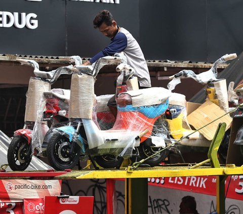 Meski sudah diberi subsidi oleh pemerintah, sepeda motor listrik nyatanya masih kurang diminati konsumen. Hal itu diungkapkan oleh Kepala Staf Kepresidenan (KSP) Moeldoko.