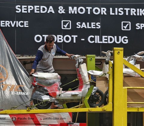 Untuk itu, pihaknya masih melakukan pengkajian terhadap persyaratan pemberian subsidi motor listrik, dan akan dievaluasi kembali.