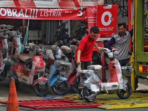 FOTO: Sepeda Motor Listrik Masih Sepi Peminat Meski Sudah Disubsidi