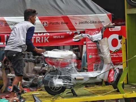 FOTO: Sepeda Motor Listrik Masih Sepi Peminat Meski Sudah Disubsidi