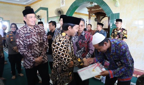 Imam Masjid Nurul Qalbi, Aminudin menjelaskan, masjid tersebut telah berdiri sejak tahun 1960. Secara aktif masjid menyelenggarakan pengajian untuk masyarakat.