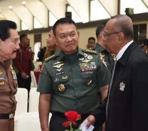Bursa pergantian Kepala Staf Angkatan Darat (Kasad) pengganti Jenderal Dudung Abdurachman menjadi sorotan. Puncuk pimpinan tertinggi TNI AD itu akan memasuki usia pensiun pada 19 November 2023 mendatang.