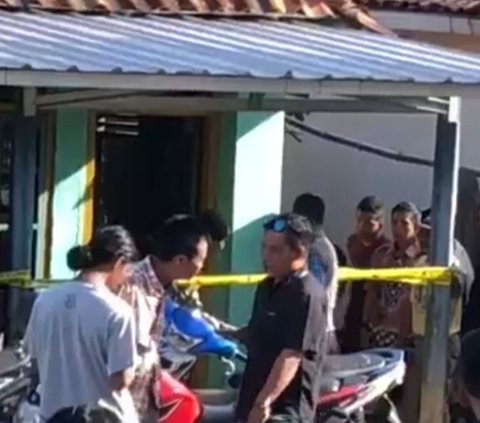 Sementara, TR terluka saat melerai suami dan ayahnya yang sedang saling bunuh. Ada belasan luka yang dialami TR yang membuatnya kritis bersama ayahnya.