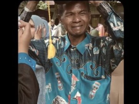 Dampingi Anak Wisuda, Ayah Ini Menangis saat Coba Toga dan Selempang Anaknya