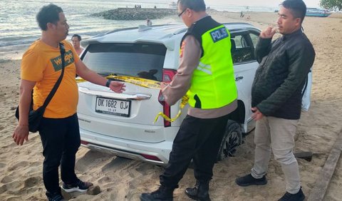 Sedangkan, mobil pelaku jenis Pajero Sport warna putih DK 1682 QJ yang ditinggal dalam kondisi rusak di Pantai Bangsal, di Desa Sanur Kaja, juga turut diamankan Polsek Denpasar Selatan.