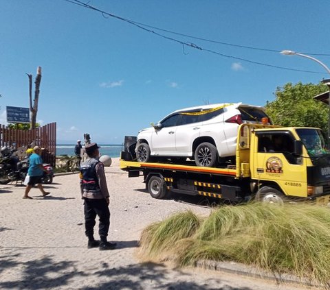 Kronologisnya, saat itu pengendara mobil merk Yaris dengan nopol B 1526 TKW dikendarai oleh oleh Hariyanto Christian dan mobil merk Mitsubishi DK 1682 QJ yang belum diketahui identitas pengemudinya, awalnya bergerak beriringan dari selatan ke utara.