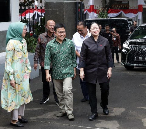 Ketua DPP PDI Perjuangan Puan Maharani menyambangi kediaman Ketua Umum Partai Kebangkitan Bangsa (PKB) Muhaimin Iskandar atau Cak Imin di kompleks Widya Chandra, Jakarta Selatan, pada Kamis (27/7/2023).<br /><br />Seusai pertemuan, Puan menggoda Cak Imin agar PKB ikut mengusung Ganjar Pranowo sebagai bakal calon presiden.