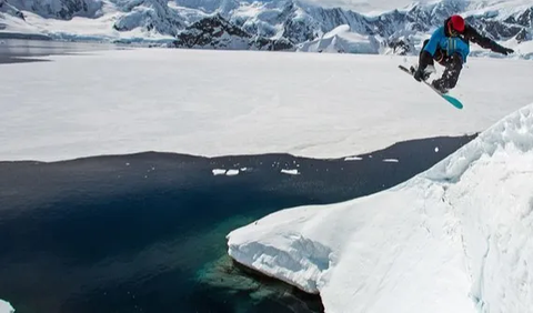 “Selama 44 tahun, satelit telah membantu para ilmuwan melacak berapa banyak es yang mengapung di lautan di sekitar garis pantai Antartika sepanjang 18.000 km,” jelas Horton.