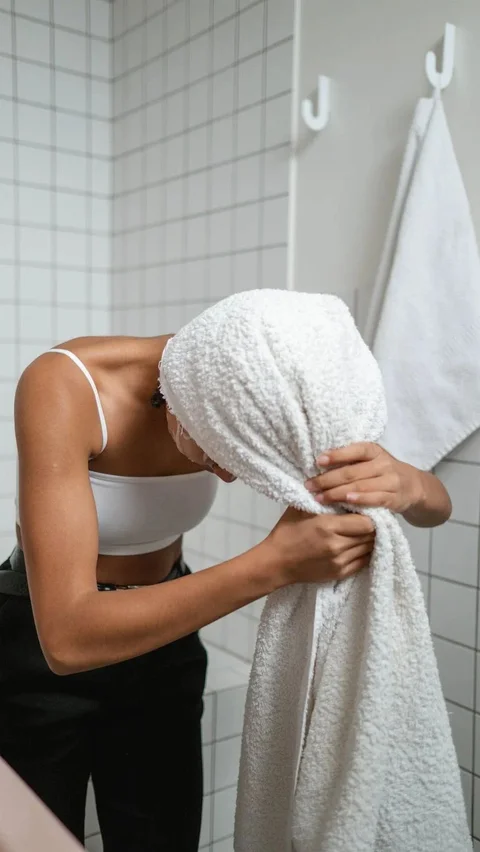 Setiap kali keramas, tidak hanya merisaukan satu kali atau dua kali memakai sampo, perlu juga melakukan hal berikut ini untuk mengoptimalkan kebersihan kulit kepala dan rambut.