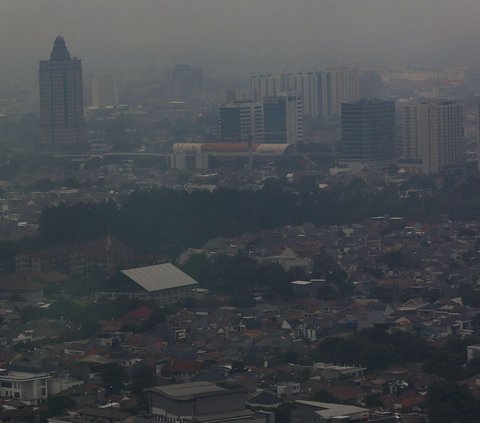 Dengan angka tersebut, kualitas udara Jakarta masuk dalam kategori tidak sehat.
