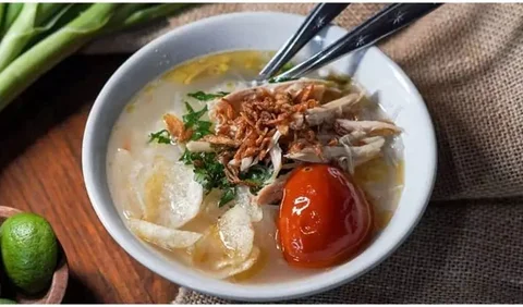 Yang otentik dari Soto Gading Solo ini adalah kuahnya yang bening tapi kaldu ayam kampungnya sangat medok sekali.