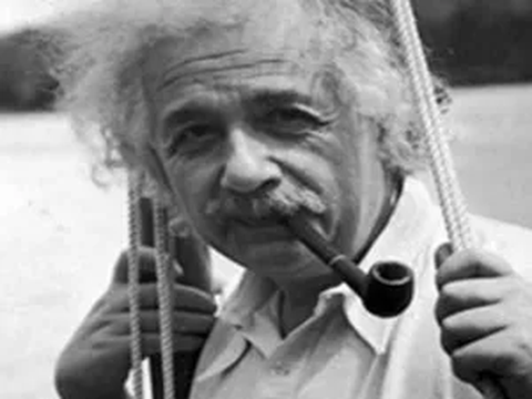 Jadi Orang Terpintar di Dunia, Ini Kebiasaan Unik Albert Einstein